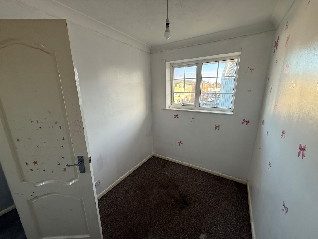 Lot: 144 - FOUR-BEDROOM TOWN HOUSE FOR REFURBISHMENT - Bedroom